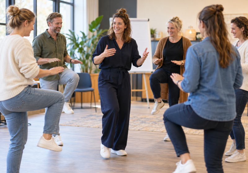 Deelnemers oefenen samen een beweegactiviteit tijdens een training
